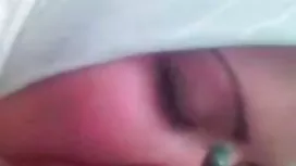 有毛茸茸屄的女性從事同性戀性行為和男人交談