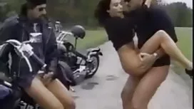 戴眼鏡的MILA給了一個小狗姿勢的傢伙