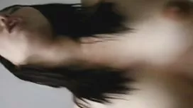 厚顏無恥的薩曼莎在男人面前擺出姿勢，引誘他