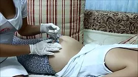 業餘色情：蓋伊亂搞浴室裡的藍眼睛美女和女孩口中的cums