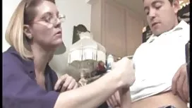 成熟的女人幫助他的女朋友挺舉一個男人的傢伙