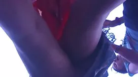 丈夫抓住他的妻子手淫，並操她