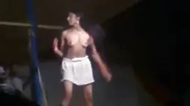 卡通：有角和成員的女人互相操