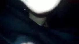 海灘上謙虛的女孩拍攝隱藏的相機