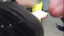 一個鄰居闖入了可愛的房子並且努力地操她
