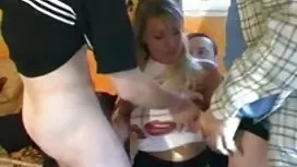 那傢伙舔他的女朋友的陰部，並且很難幹她的癌症