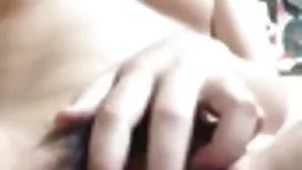 有一個美麗的圖的俄國女孩亂丟一個人在鏡子在點