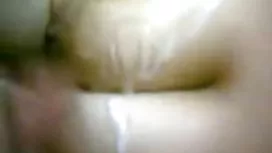 成熟的年輕女士朱莉婭用繩子在草坪上亂搞自己