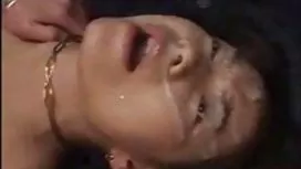 亂搞電池被束縛的女孩在網的白色長襪