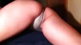 那傢伙在肛門裡操了兩隻頑皮的小雞