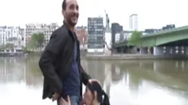 那傢伙正在監視海灘上的女孩，他正在催促他的朋友