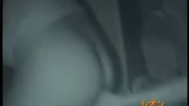 人群的同性戀陰莖與陰暗的房間