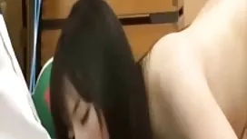 經驗豐富的姑娘躺在床上，為丈夫吮吸公雞